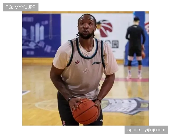 山东外援约翰逊手指有伤 上午训练后接受队医查看治疗